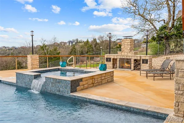 $1,385,000 | 180 Crescent Circle, Hollister, MO 65672