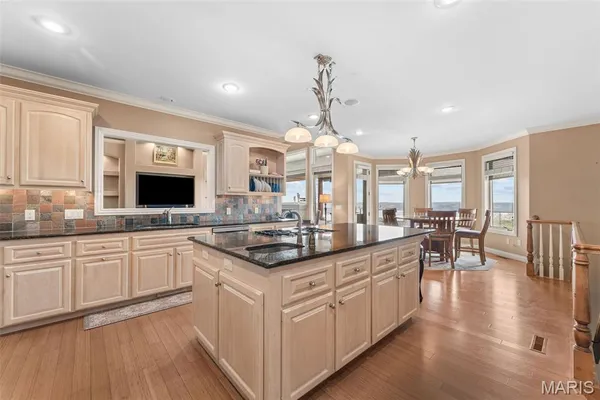 $1,385,000 | 180 Crescent Circle, Hollister, MO 65672