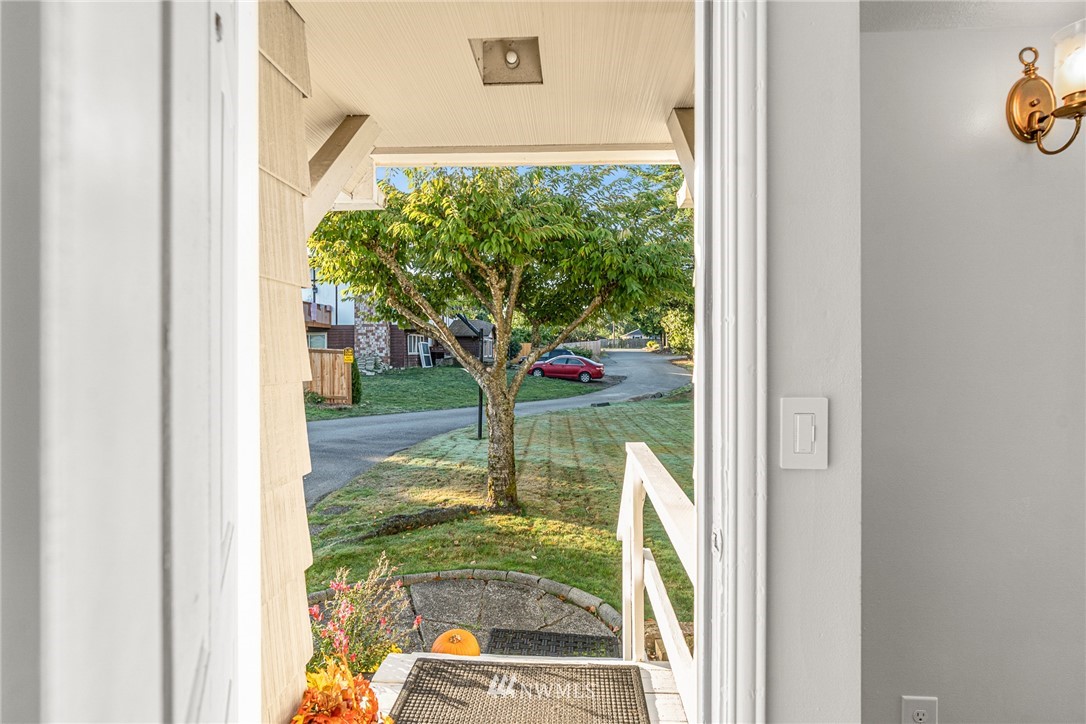 8627 244th Street Southwest Edmonds, WA 98026 - Photo 4 of 24 Gallery Image 4