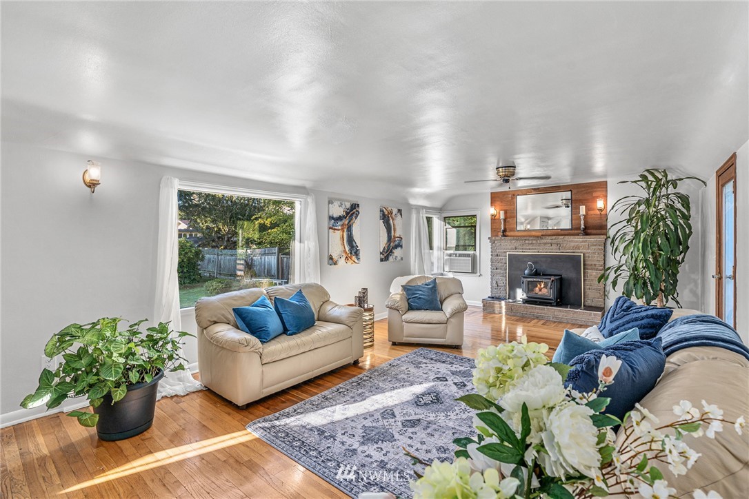 8627 244th Street Southwest Edmonds, WA 98026 - Photo 6 of 24 Gallery Image 6