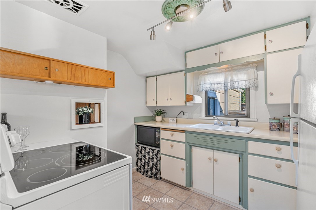8627 244th Street Southwest Edmonds, WA 98026 - Photo 10 of 24 Gallery Image 10