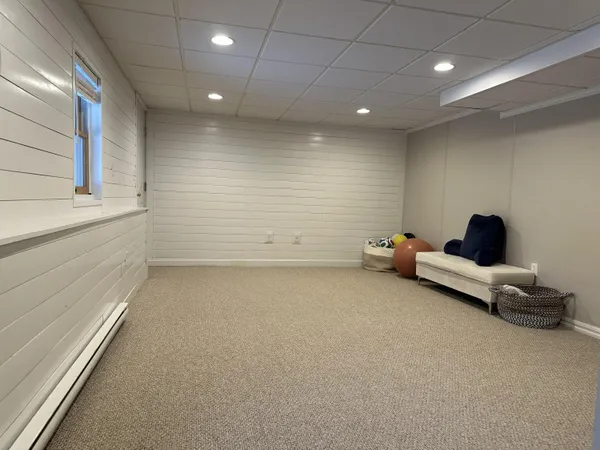 a view of a livingroom with furniture