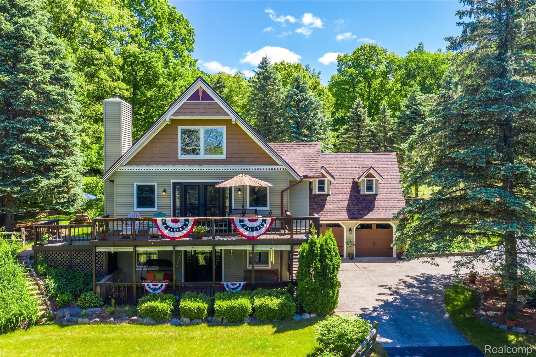 9440 Hartland Road Fenton, MI 48430 - Photo 1 of 46 Exterior 3.jpg