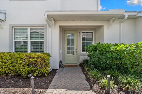 $585,000 | 4620 Arboretum Circle, Unit 201, Naples, FL 34112