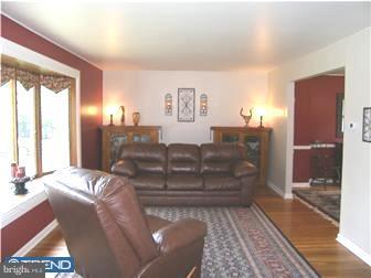 1629 White Oak Road Williamstown, NJ 08094 - Photo 2 of 12 Living Room