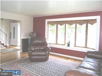 1629 White Oak Road Williamstown, NJ 08094 - Photo 6 of 12 Living Room