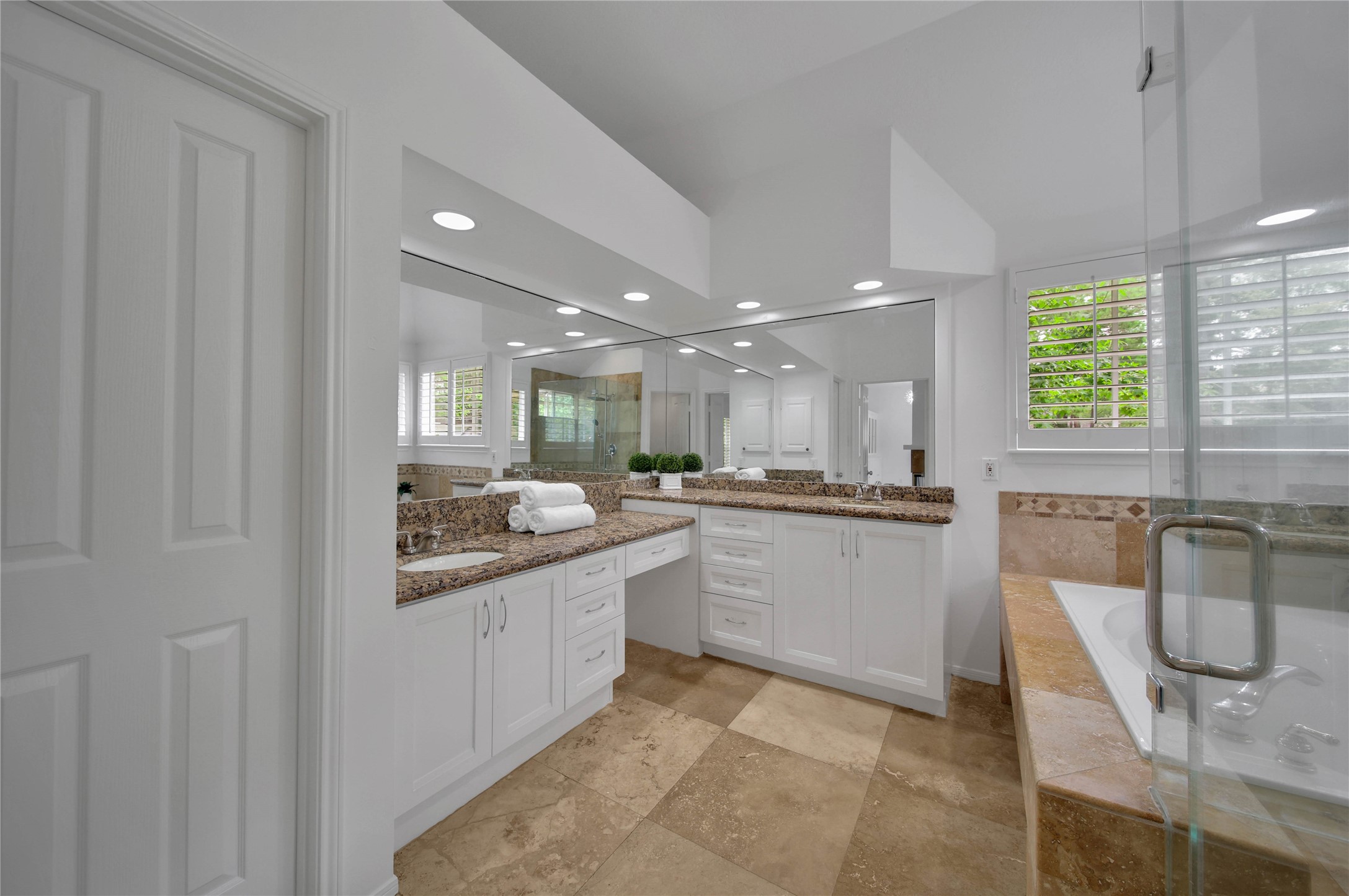 7 Churchdale Place Spring, TX 77382 - Photo 25 of 40 Double vanity primary bath