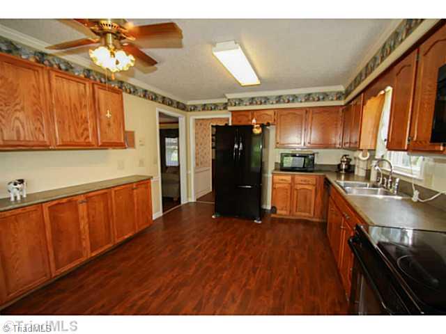 1088 Sunset Road Clemmons, NC 27012 - Photo 11 of 16 Kitchen.