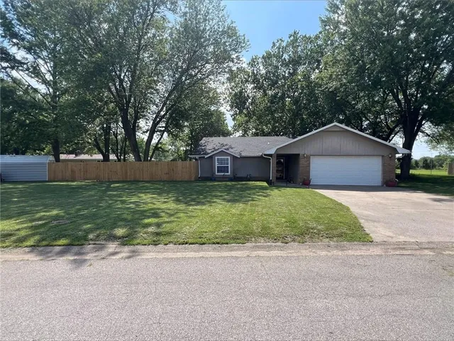 $255,000 | 308 Caroline Drive, Frontenac, KS 66763