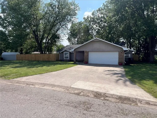 $245,000 | 308 Caroline Drive, Frontenac, KS 66763