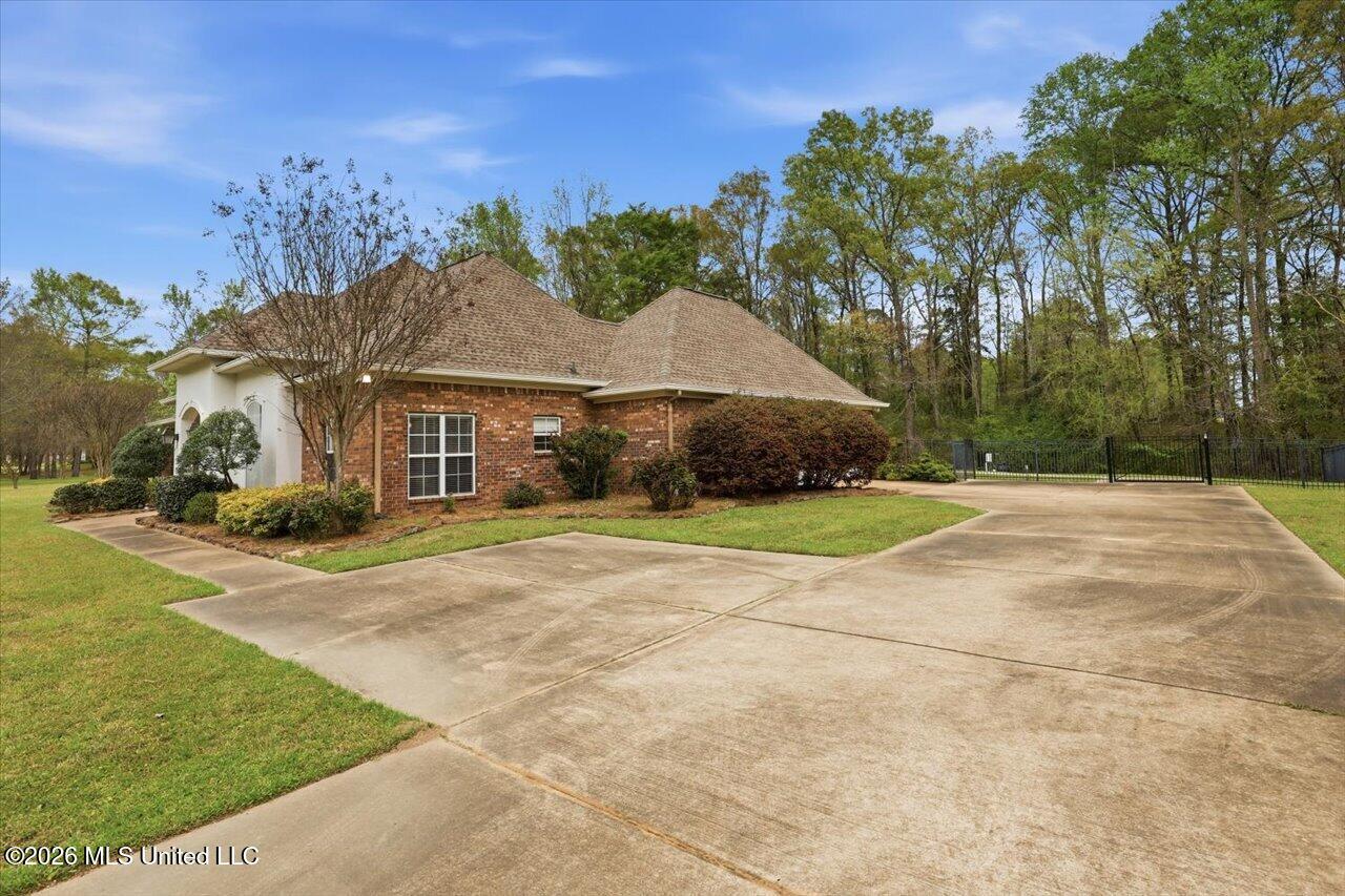112 Magnolia Boulevard Florence, MS 39073 - Photo 37 of 41 04-112 Magnolia Springs Blvd _ Home Tour