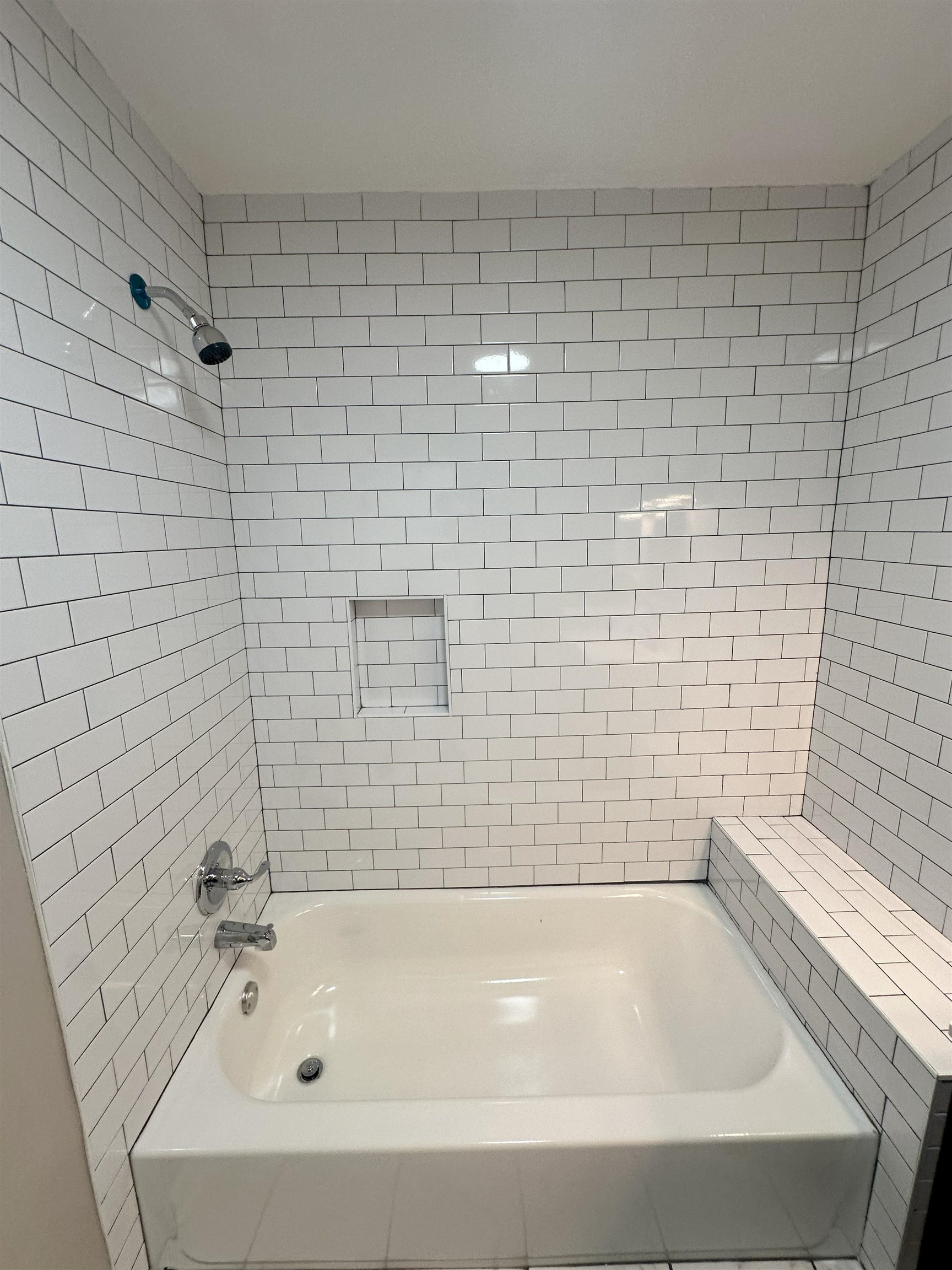 2820 Range Line Road Memphis, TN 38127 - Photo 22 of 35 a bathroom with a bathtub