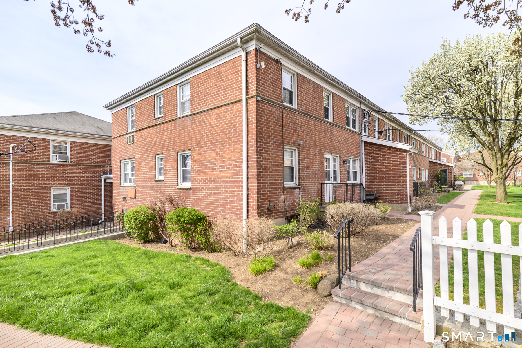 250 Glenbrook Road, Unit 38C Stamford, CT 06906 - Photo 21 of 23 Greenspace and brick paved walkways.