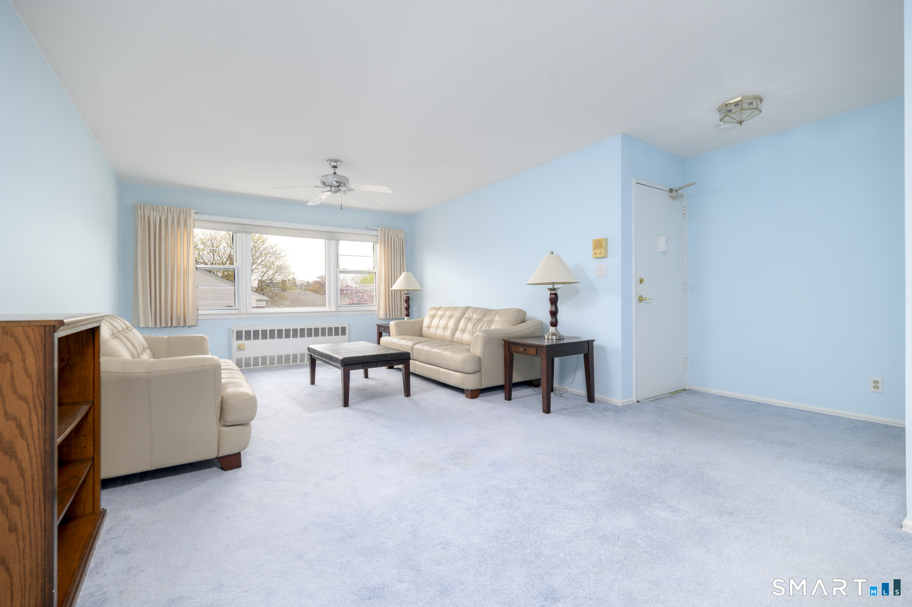 250 Glenbrook Road, Unit 38C Stamford, CT 06906 - Photo 4 of 23 Living room facing front entry
