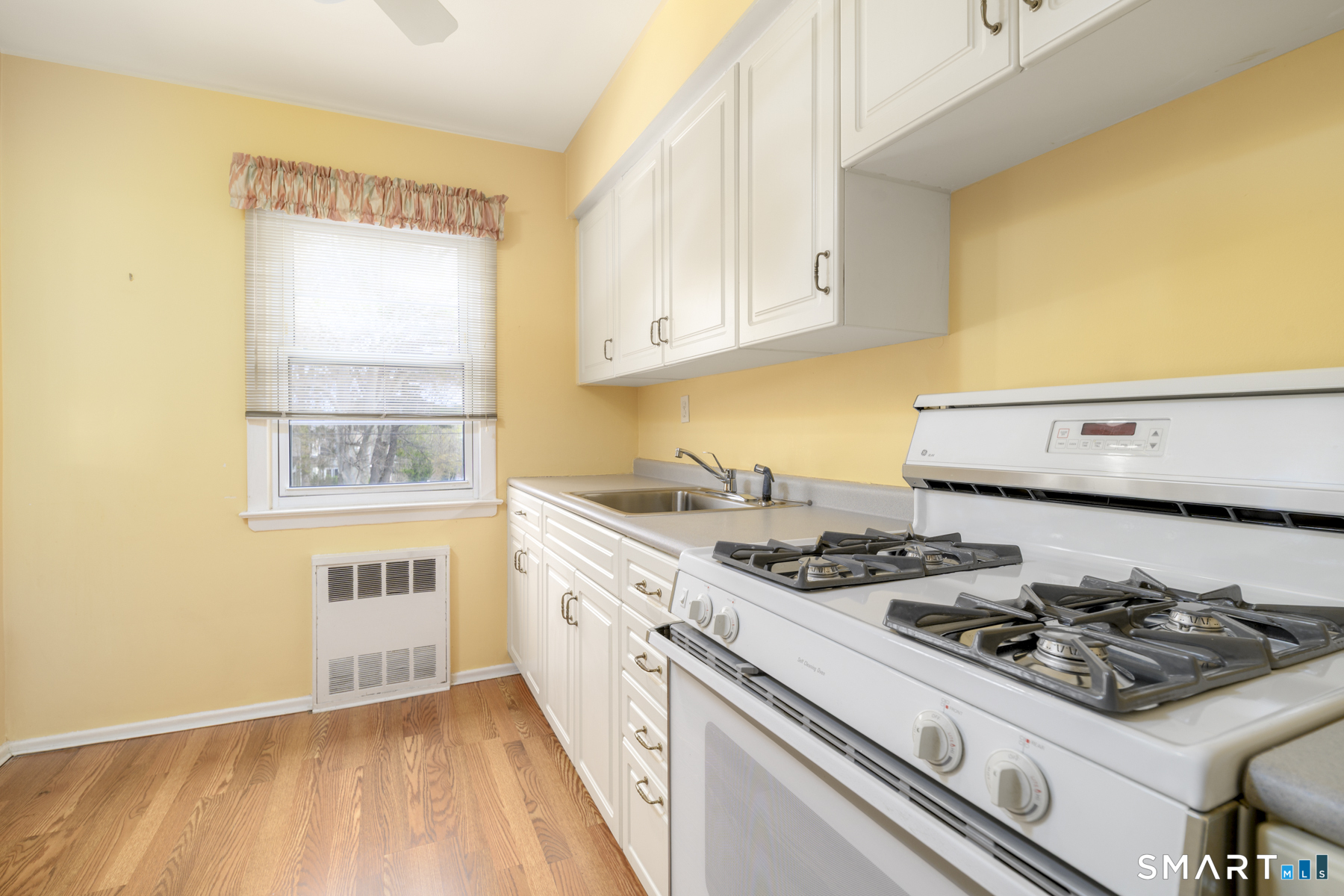 250 Glenbrook Road, Unit 38C Stamford, CT 06906 - Photo 7 of 23 Kitchen