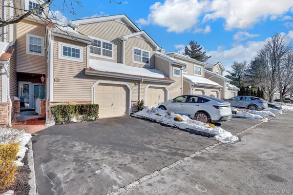 $789,000 | 202 Carriage Lane, Plainview, NY 11803