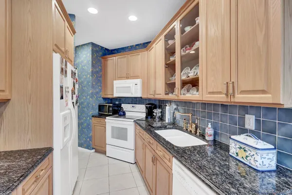 $789,000 | 202 Carriage Lane, Plainview, NY 11803