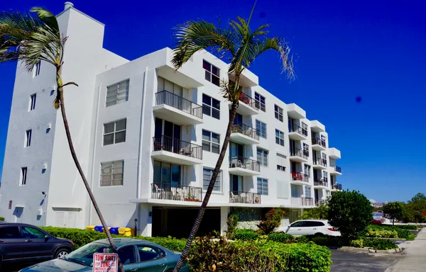 $295,000 | 301 Croton Avenue, Unit 406, Lantana, FL 33462