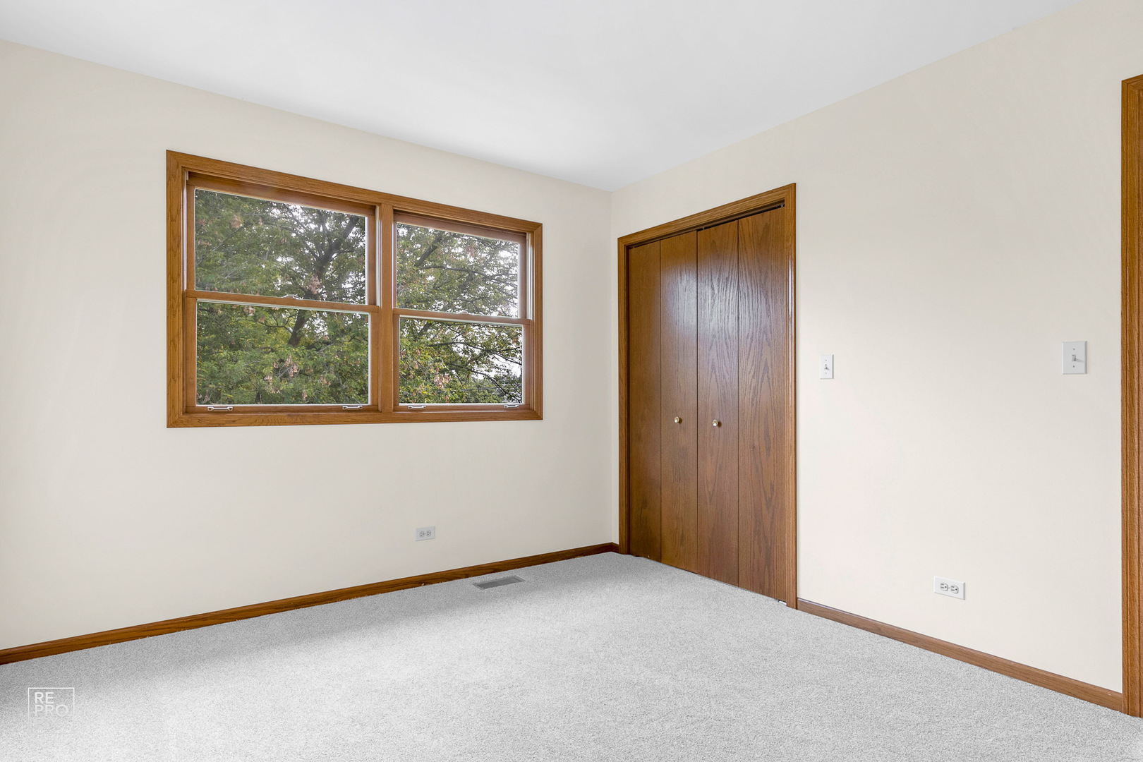 1205 East Camp McDonald Road Prospect Heights, IL 60070 - Photo 11 of 21 an empty room with a window