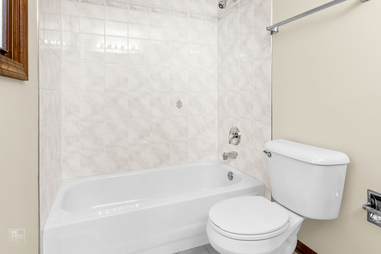 1205 East Camp McDonald Road Prospect Heights, IL 60070 - Photo 16 of 21 a bathroom with a toilet and a bathtub