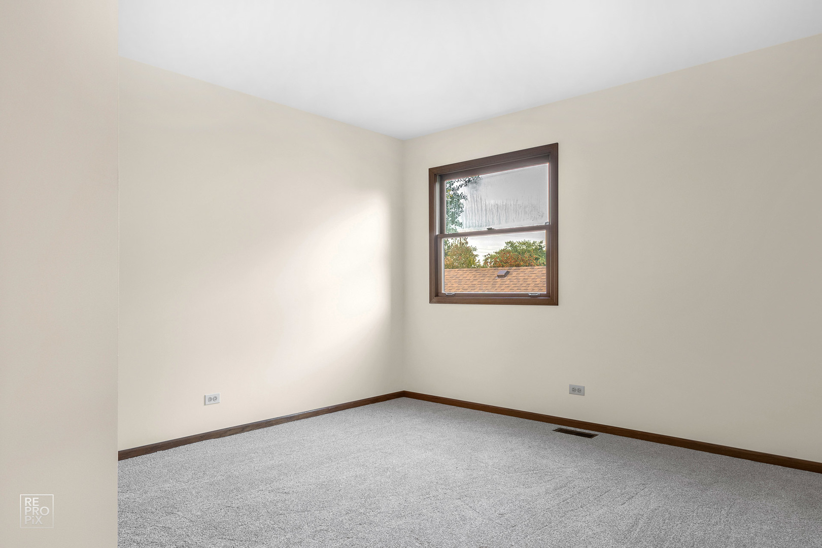 1205 East Camp McDonald Road Prospect Heights, IL 60070 - Photo 17 of 21 an empty room with a window
