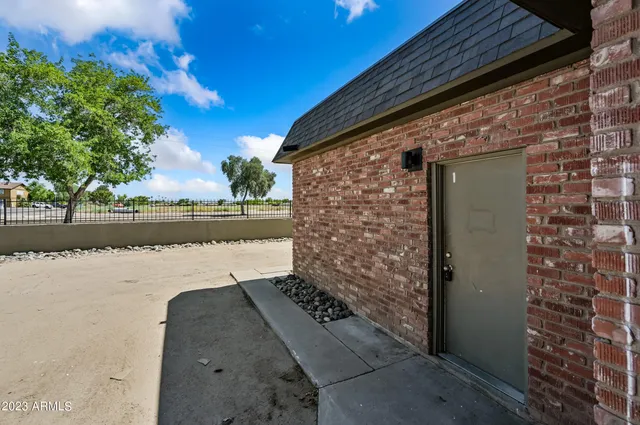 a view of back yard of the house