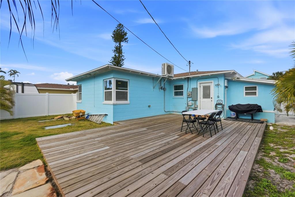 15424 2nd Street East Madeira Beach, FL 33708 - Photo 20 of 30 a view of a house with sitting area