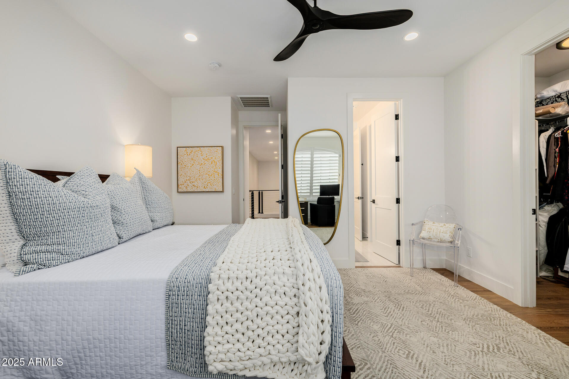 7245 North 13th Lane Phoenix, AZ 85021 - Photo 19 of 40 a spacious bedroom with a bed a mirror and furniture