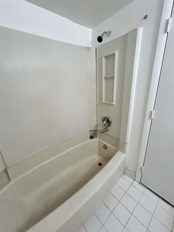 6900 Southwest 39th Street, Unit 305J Davie, FL 33314 - Photo 11 of 20 a bathroom with a bathtub