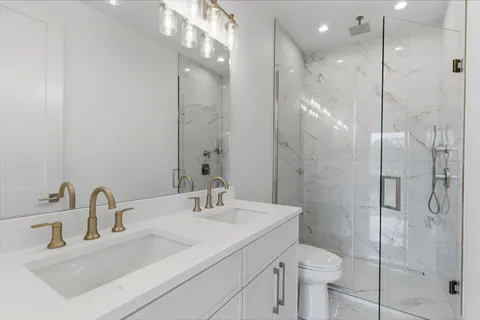 $650,000 | 6414 North Francisco Avenue, Unit 202, Chicago, IL 60645