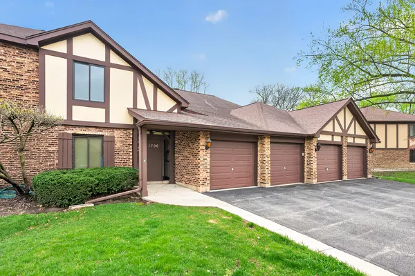 $1,850 | 1700 Lakecliffe Drive, Unit C, Wheaton, IL 60189