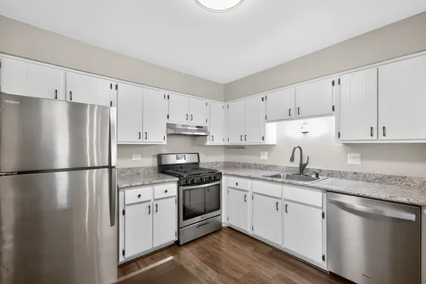 $1,850 | 1700 Lakecliffe Drive, Unit C, Wheaton, IL 60189