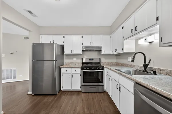 $1,850 | 1700 Lakecliffe Drive, Unit C, Wheaton, IL 60189