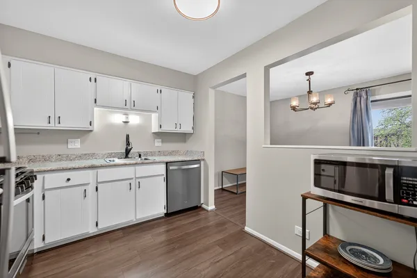 $1,850 | 1700 Lakecliffe Drive, Unit C, Wheaton, IL 60189