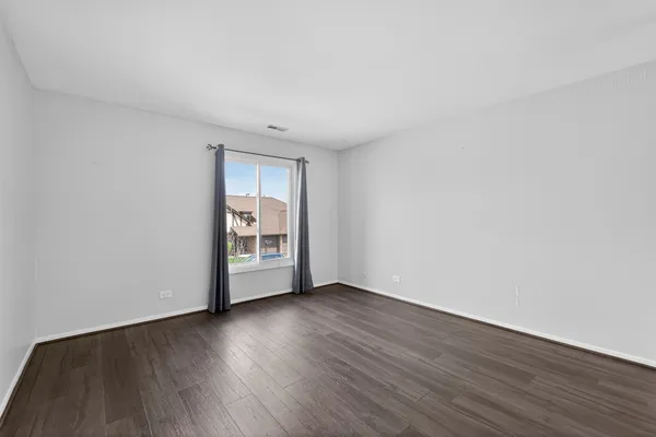 $1,850 | 1700 Lakecliffe Drive, Unit C, Wheaton, IL 60189