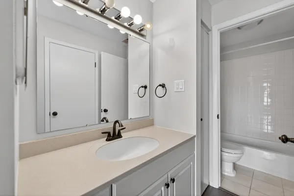 $1,850 | 1700 Lakecliffe Drive, Unit C, Wheaton, IL 60189