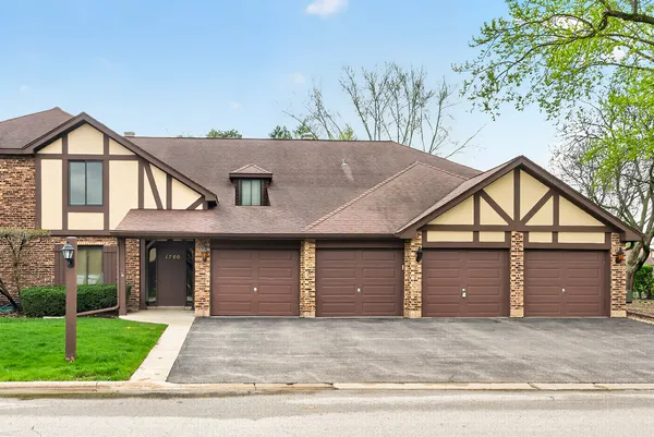 $1,850 | 1700 Lakecliffe Drive, Unit C, Wheaton, IL 60189
