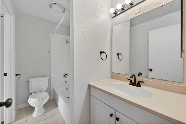 $1,850 | 1700 Lakecliffe Drive, Unit C, Wheaton, IL 60189