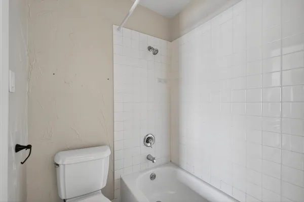 $1,850 | 1700 Lakecliffe Drive, Unit C, Wheaton, IL 60189