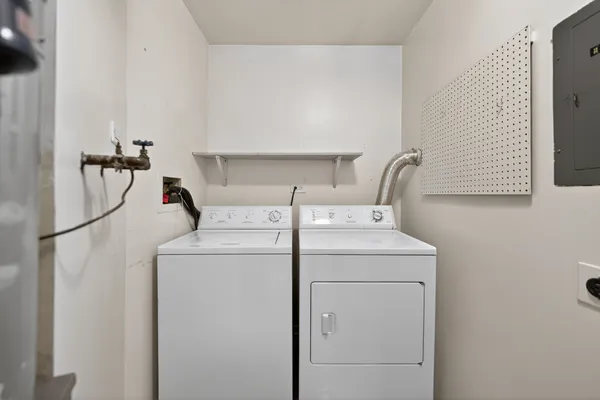 $1,850 | 1700 Lakecliffe Drive, Unit C, Wheaton, IL 60189