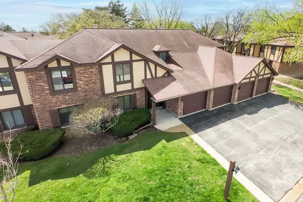 $1,850 | 1700 Lakecliffe Drive, Unit C, Wheaton, IL 60189
