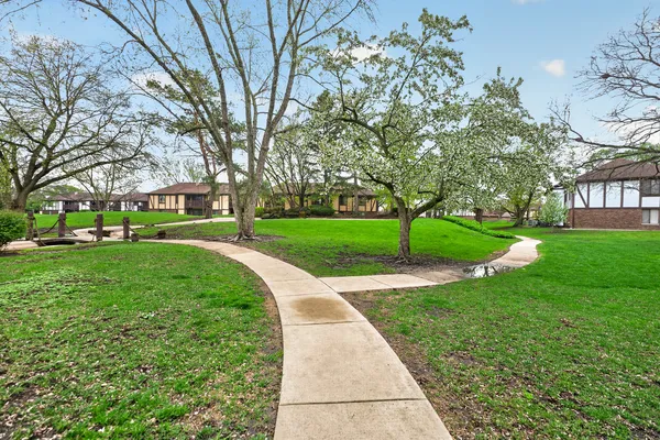$1,850 | 1700 Lakecliffe Drive, Unit C, Wheaton, IL 60189