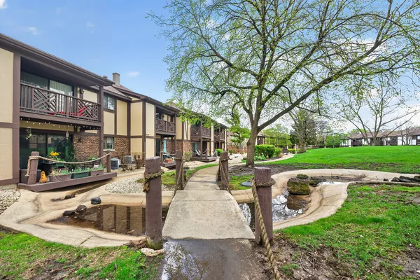 $1,850 | 1700 Lakecliffe Drive, Unit C, Wheaton, IL 60189