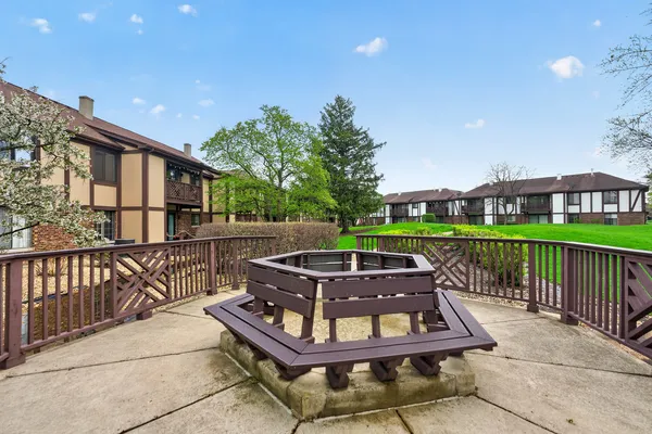 $1,850 | 1700 Lakecliffe Drive, Unit C, Wheaton, IL 60189