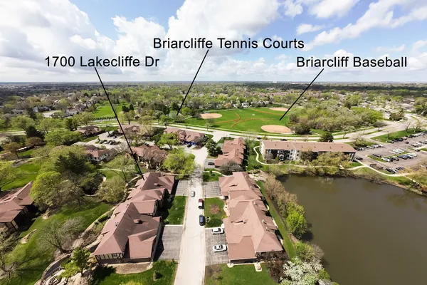 $1,850 | 1700 Lakecliffe Drive, Unit C, Wheaton, IL 60189
