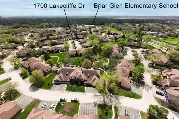 $1,850 | 1700 Lakecliffe Drive, Unit C, Wheaton, IL 60189