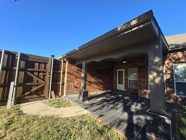 a view of a house with backyard