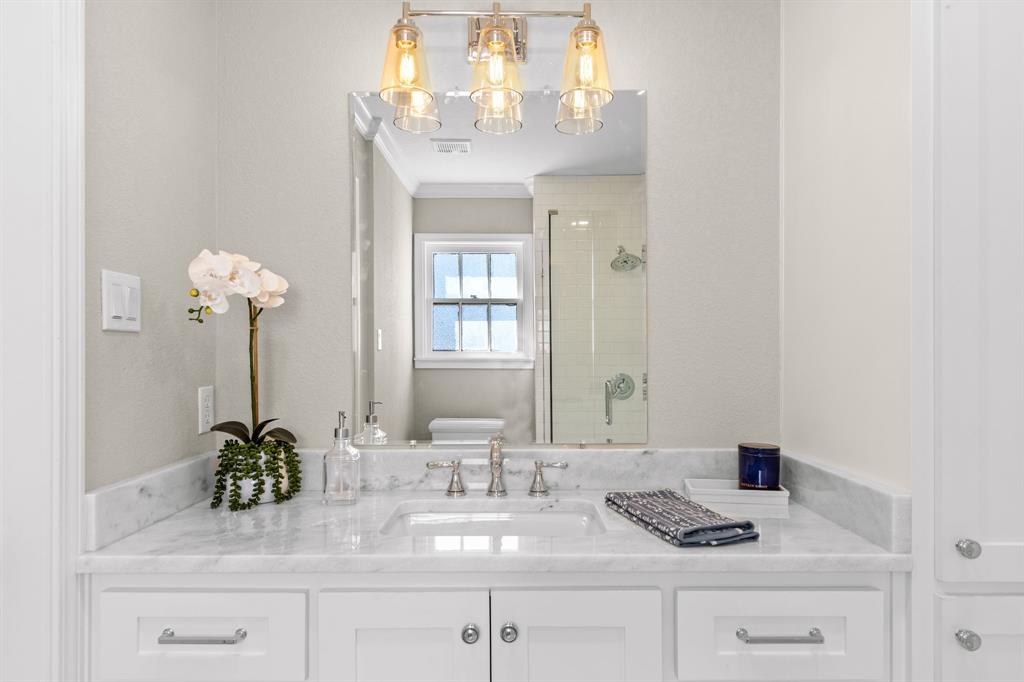 2815 Cumberland Avenue Waco, TX 76708 - Photo 27 of 40 a bathroom with a sink and a mirror