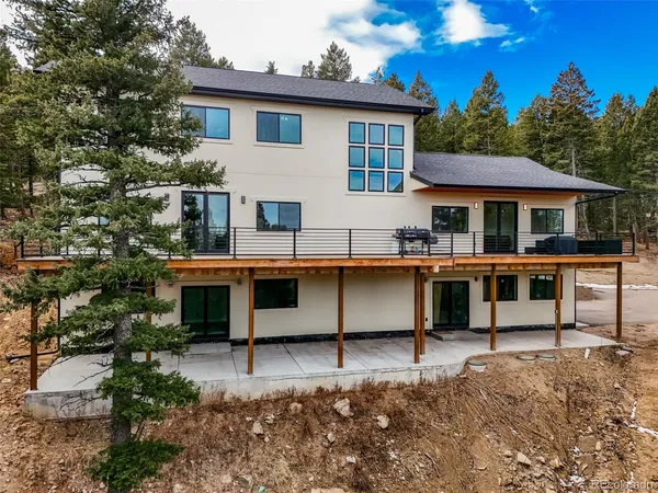 a view of a house with backyard and deck