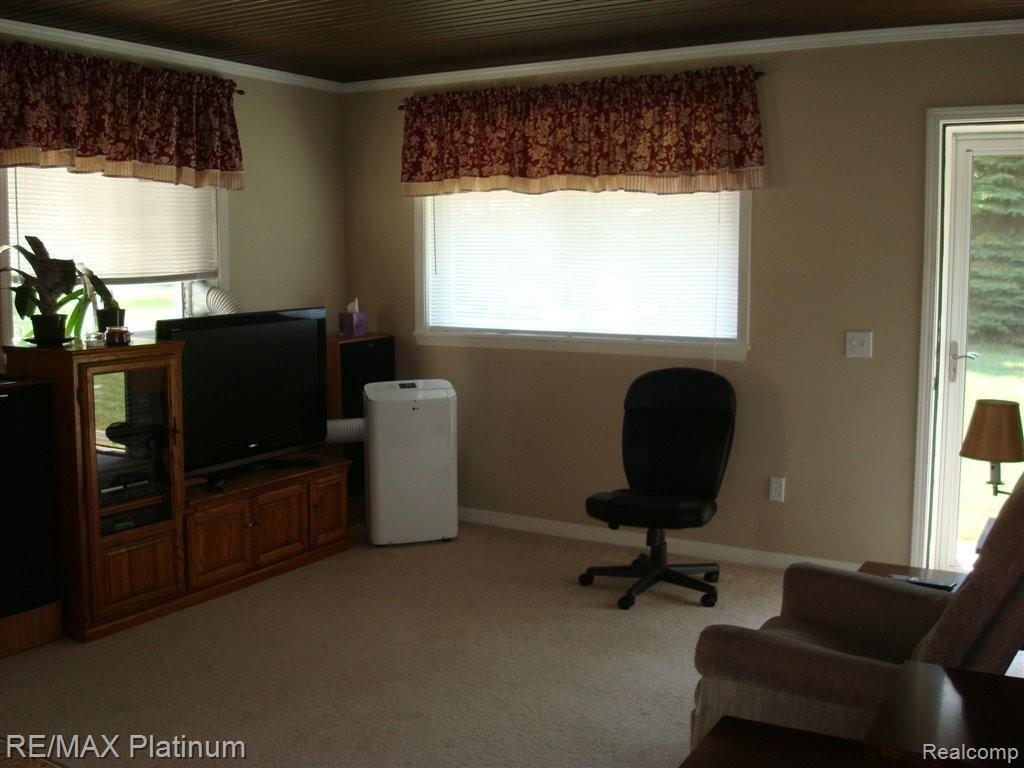 8436 Mabley Hill Road Fenton, MI 48430 - Photo 3 of 14 Living Room